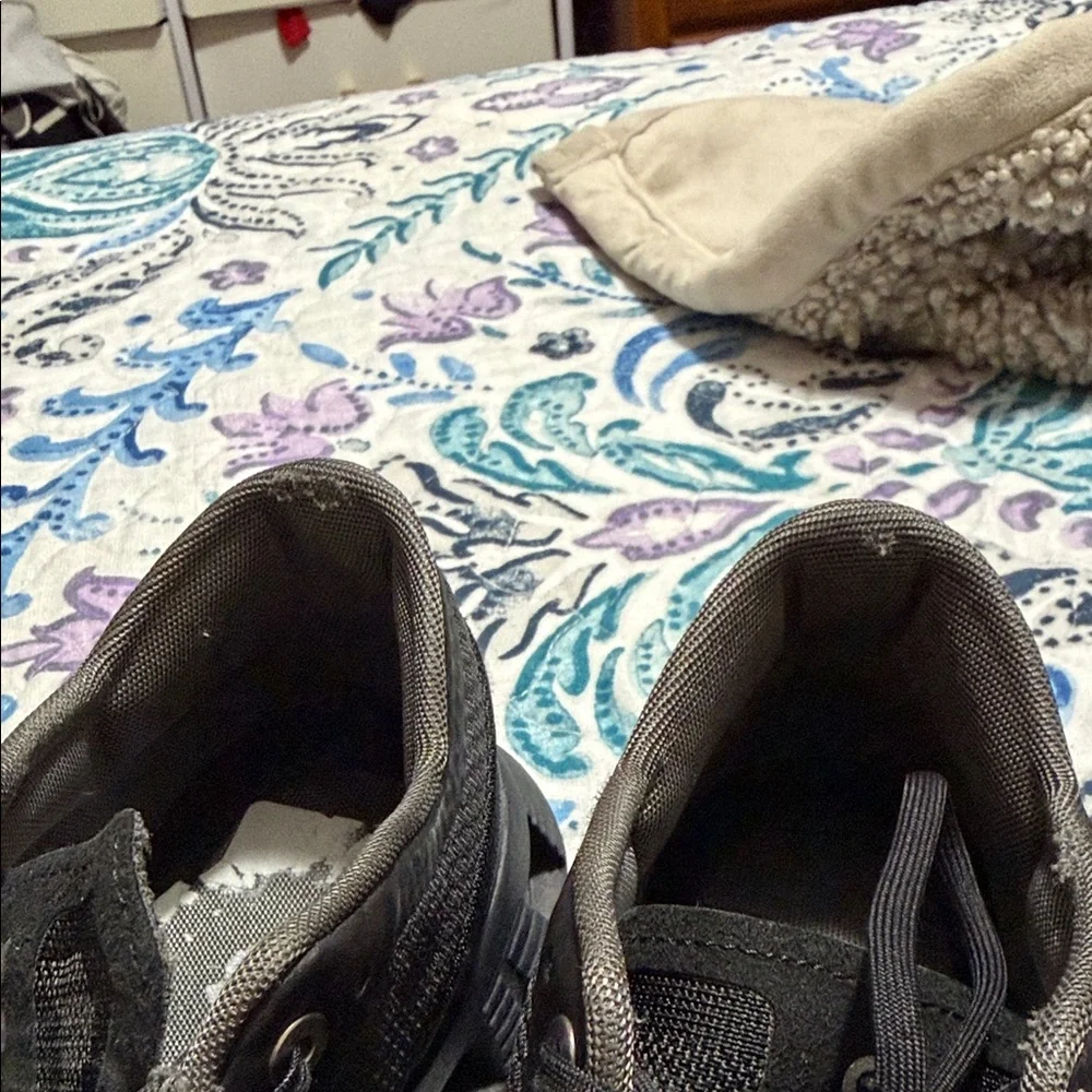 On Running Women's Black and Gray Athletic Shoes - Picture 2 of 3